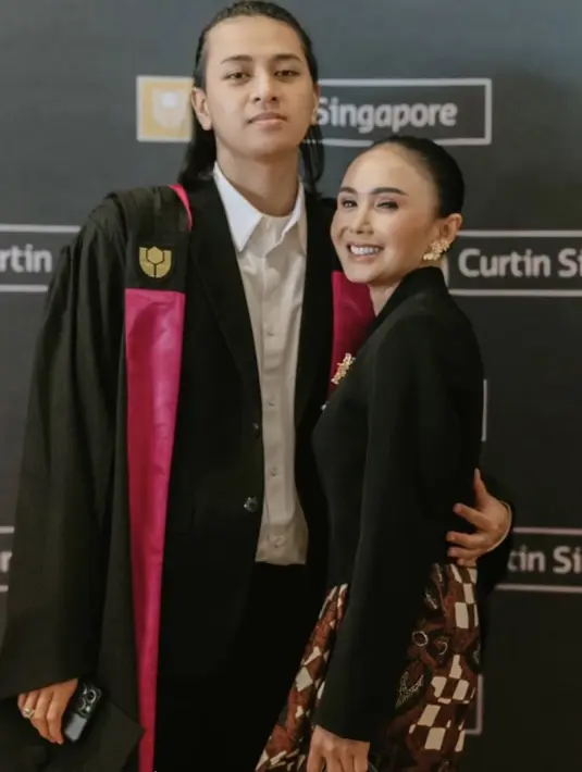 Melengkapi penampilan elegannya, Yuni pun mengenakan anting-anting besar khas perhiasan nusantara yang serasi dengan brosnya. [@yunishara36]