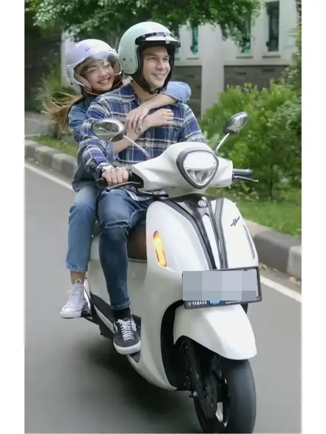 6 Potret Jonathan Frizzy Bintangi Iklan Helm, Bonceng Mesra Ririn Dwi Ariyanti