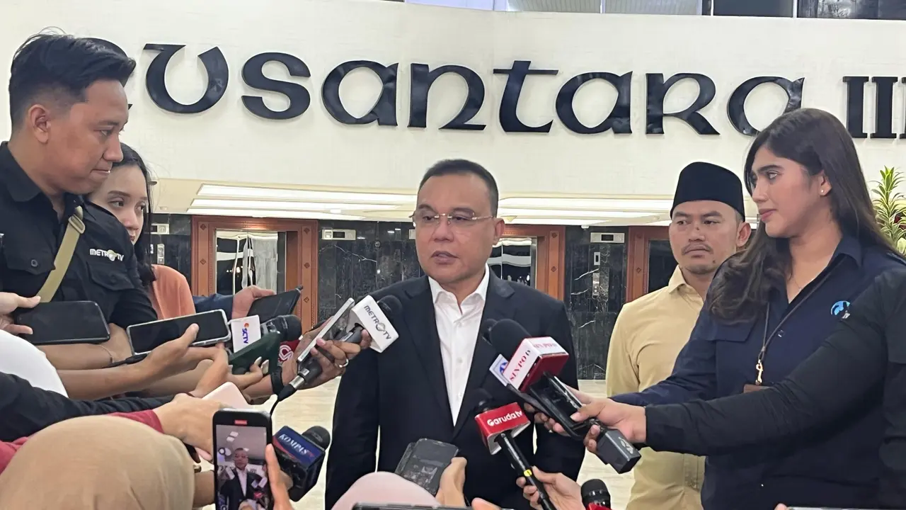 Ketua DPP Partai Gerindra Sufmi Dasco saat konferensi pers di Kompleks Parlemen Senayan, Jakarta, Selasa (8/4/2025).