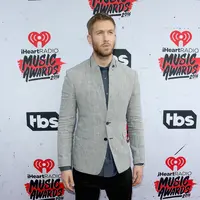 Berselang dua minggu usai hubungannya kandas dengan Calvin Harris, Taylor Swift terlihat mesra dengan salah satu aktor 'The Avengers', Tom Hiddleston. (AFP/Bintang.com)