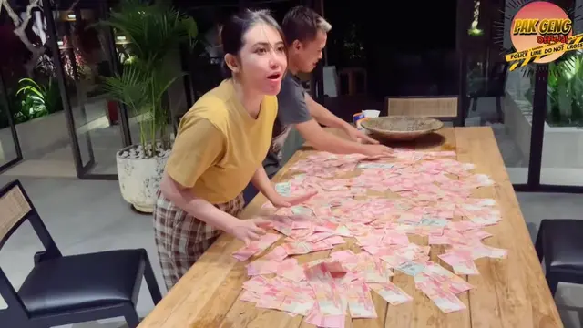 Main Game Serok Uang dengan Mata Tertutup, Aksi Via Vallen Ini Tuai Sorotan