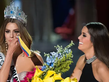 Ekspresi Miss Kolombia, Ariadna Gutierrez saat mahkota dikepalanya akan dicopot oleh Miss Universe 2014 Paulina Vega akibat kesalahan fatal MC yang salah menyebut pemenang Miss Universe 2015 di The AXIS Las Vegas, Minggu (20/12). (AFP PHOTO/Valerie Macon)