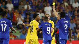 Wasit Cesar Soto Grado memberikan kartu kuning kepada pemain Barcelona, Gavi setelah melakukan pelanggaran kepada pemain Getafe saat laga pekan pertama Liga Spanyol 2023/2024 melawan Getafe di Coliseum Alfonso Perez Stadium, Getafe, Spanyol, 14 Agustus 2023 WIB. (AFP/Javier Soriano)