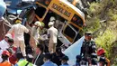 Petugas penyelamat mengevakuasi korban kecelakaan antara sebuah bus dengan truk di pinggiran Ibu Kota Honduras, Tegucigalpa, Minggu (5/2). Akibatnya 16 orang dikabarkan tewas dan 34 lainnya mengalami luka-luka. (AP Photo/Fernando Antonio)