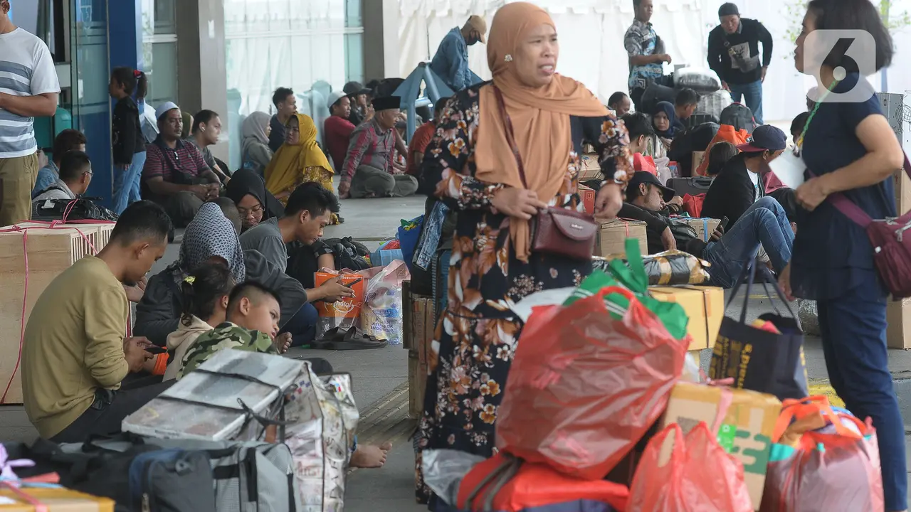 Terminal Pulogebang Jakarta Dipadati Pemudik