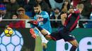 Gelandang Napoli, Lorenzo Insigne, melepas umpan saat melawan Crotone pada laga Serie A Italia di Stadion Ezio Scida, Crotone, Jumat (29/12/2017). Crotone kalah 0-1 dari Napoli. (AFP/Carlo Hermann)