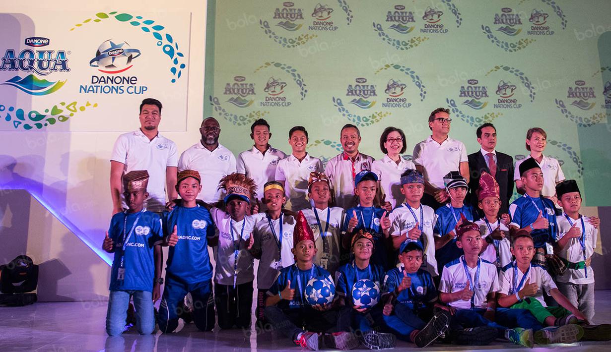 Perwakilan Aqua Danone foto bersama perwakilan kapten tim peserta Aqua Danone Nations Cup 2016 usai pengundian. (Bola.com/Vitalis Yogi Trisna)