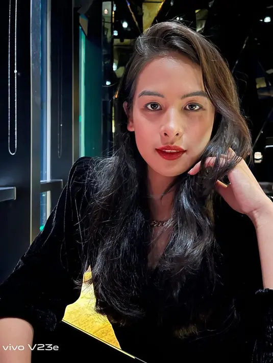 Gaya makeup untuk date night dari Maudy Ayunda. Maudy memadukan penampilannya dengan outfit hitam dan pulasan lipstik merah. [Foto: Instagram/maudyayunda]