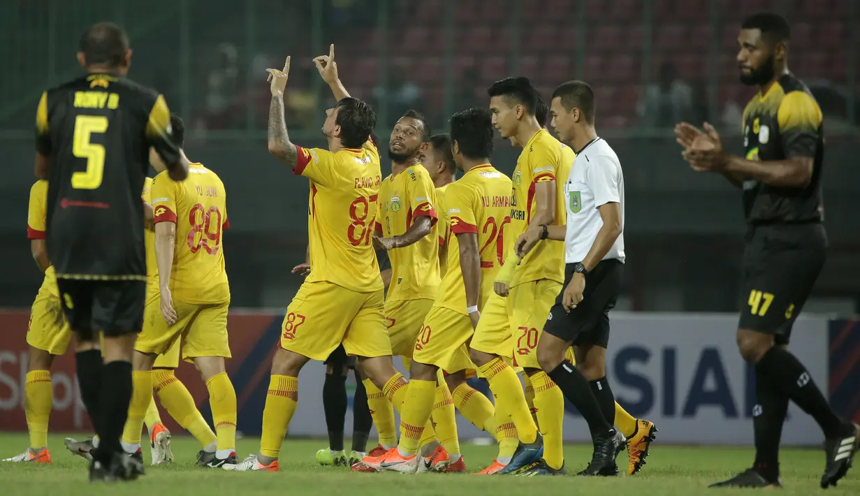 Gelandang Bhayangkara FC, Flavio Junior, merayakan gol yang dicetaknya ke gawang Barito Putera pada laga Liga 1 2019 di Stadion Patriot, Bekasi, Selasa (29/5). Bhayangkara menang 4-2 atas Barito. (Bola.com/Yoppy Renato)