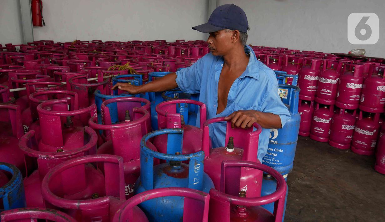 Pekerja merapikan susunan tabung LPG non-subsidi di sebuah agen gas di kawasan Jakarta, Kamis (30/12/2021). Pertamina memastikan stok LPG nasional, baik LPG PSO maupun Non PSO, dalam kondisi aman menjelang pergantian Tahun Baru 2022. (Liputan6.com/Angga Yuniar)