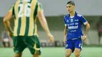 Aksi pemain Persib Bandung, Eliano Reijnders dalam laga BRI Super League 2025/2026 di markas PSBS Biak, Stadion Maguwoharjo, Sleman, Jumat (17/10/2025). (Dok. Persib).