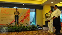 Kapolri Jenderal Badrodin Haiti meresmikan Pameran Lukisan Dua Tanda di Hotel Sultan Jakarta, Senin (21/3/2016). Kapolri Badrodin Haiti memberikan apresiasi yang besar untuk Pameran Lukisan Dua Tanda. (Liputan6.com/Faisal R Syam)