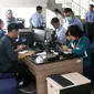 Petugas melayani masyarakat yang ingin melaporkan SPT di Kantor Direktorat Jenderal Pajak di Jakarta, Rabu (11/3/2020). DJP menargetkan pelaporan SPT tahun ini bisa mencapai 15,2 juta atau sekitar 80 persen wajib pajak yang wajib melaporkan pembayaran pajaknya. (Liputan6.com/Angga Yuniar)