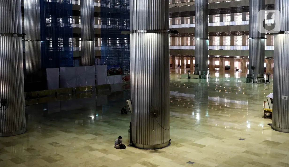 Pekerja proyek revitalisasi usai melaksanakan salat di Masjid Istiqlal, Jakarta, Jumat (24/4/2020). Guna mencegah penularan dan penyebaran virus Covid-19, pihak pengelola Masjid Istiqlal Jakarta meniadakan sementara seluruh rangkaian kegiatan ibadah Ramadan. (Liputan6.com/Helmi Fithriansyah)