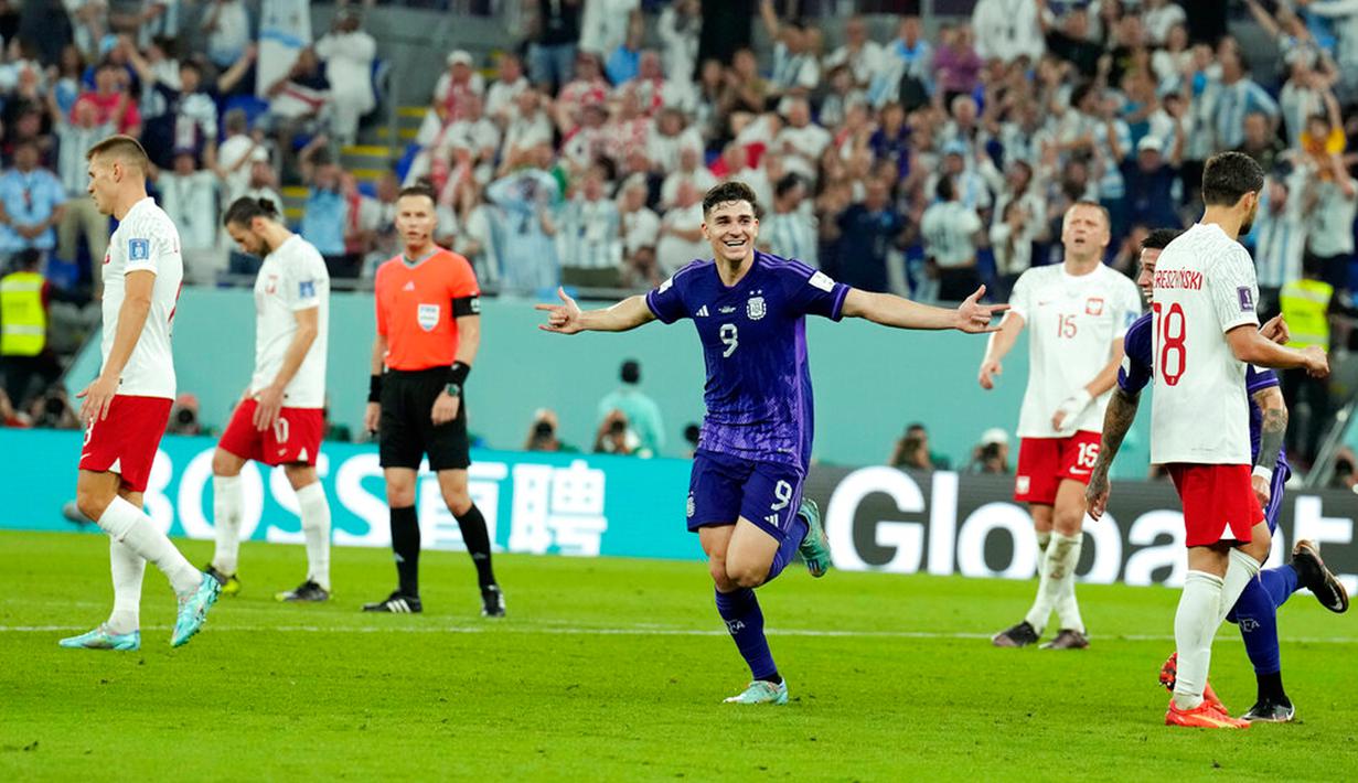 Pemain Argentina Julian Alvarez (9) melakukan selebrasi usai mencetak gol ke gawang Polandia pada pertandingan sepak bola Grup C Piala Dunia 2022 di Stadion 974, Doha, Qatar, 30 November 2022. Argentina lolos ke babak 16 besar Piala Dunia 2022 dengan status juara Grup C usai mengalahkan Polandia 2-0. (AP Photo/Natacha Pisarenko)