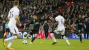 Striker Real Madrid, Cristiano Ronaldo, melepaskan tendangan ke gawang Tottenham Hotspur pada Liga Champions di Stadion Wembley, London, Rabu (1/11/2017). Tottenham Hotspur menang 3-1 atas Real Madrid. (AP/Frank Augstein)