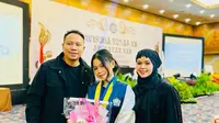 Potret Vicky Prasetyo dalam wisuda SMA putrinya (sumber: Instagram/vickyprasetyo777)