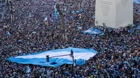 Suporter merayakan kemenangan timnas sepak bola Argentina atas Prancis pada pertandingan sepak bola final Piala Dunia Qatar 2022 di Buenos Aires, Argentina, 18 Desember 2022. Argentina menang 4-2 dalam drama adu penalti setelah pertandingan berakhir imbang dengan skor 3-3. (AP Photo/Rodrigo Abd)