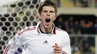 Selebrasi gol striker AC Milan Klaas Jan Huntelaar ke gawang Fiorentina dalam lanjutan Serie A yang berlangsung di Artemio Franchi Stadium, Florence, 24 Februari 2010. AFP PHOTO / FABIO MUZZI 