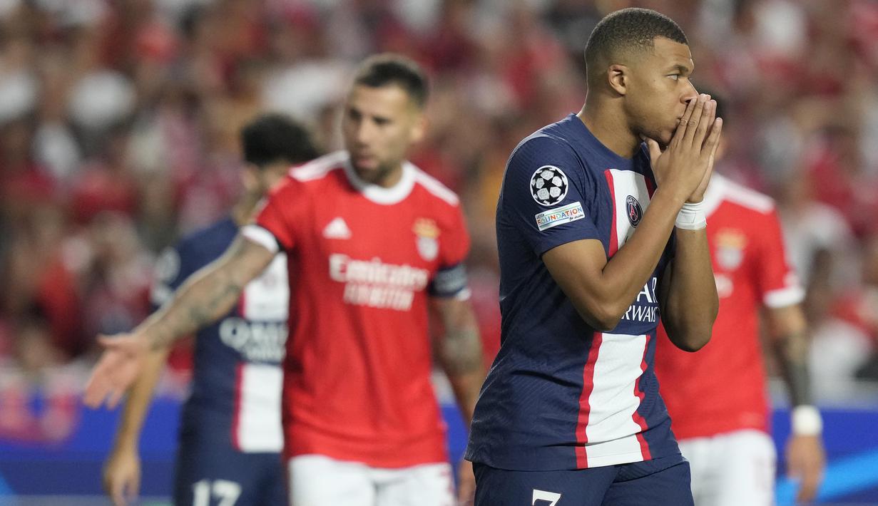 Di babak kedua PSG menggempur pertahanan Benfica untuk mencari gol kemenangan. Peluang terbaik diperoleh Kylian Mbappe pada menit ke-69. Sayang, bola tandukannya yang mengarah ke sudut gawang Odysseas Vlachodimos masih mampu ditepis sang penjaga gawang. (AP/Armando Franca)