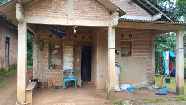 Rumah sederhana milik Kemadi dan Sutami di Dusun Bulungan, Pakisaji Jepara. (Liputan6.com/Arief Pramono)