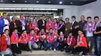 Ketua Umum PB WI, Airlangga Hartarto, menyambut kedatangan tim nasional wushu Indonesia di Bandar Udara Internasional Soekarno-Hatta, Tangerang, Banten, Jumat (6/10/2017). (PB WI)