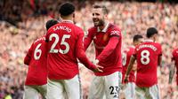 Pemain Manchester United Luke Shaw (tengah) merayakan dengan rekan setimnya Jadon Sancho yang mencetak gol ke gawang Leicester City pada pertandingan sepak bola Liga Inggris di Stadion Stamford Bridge, Manchester, Inggris, 19 Februari 2023. Manchester United mengalahkan Leicester City dengan skor 3-0. (AP Photo/Dave Thompson)