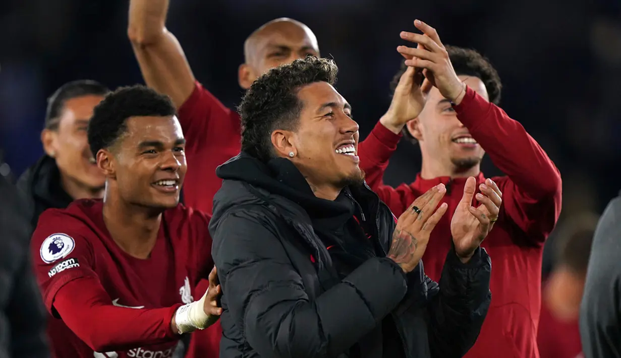 Pemain Liverpool Roberto Firmino memberi isyarat kepada penonton setelah pertandingan sepak bola Liga Inggris antara Leicester City dan Liverpool di Stadion King Power, Leicester, Inggris, Senin (15/5/2023). (Tim Goode/PA via AP)