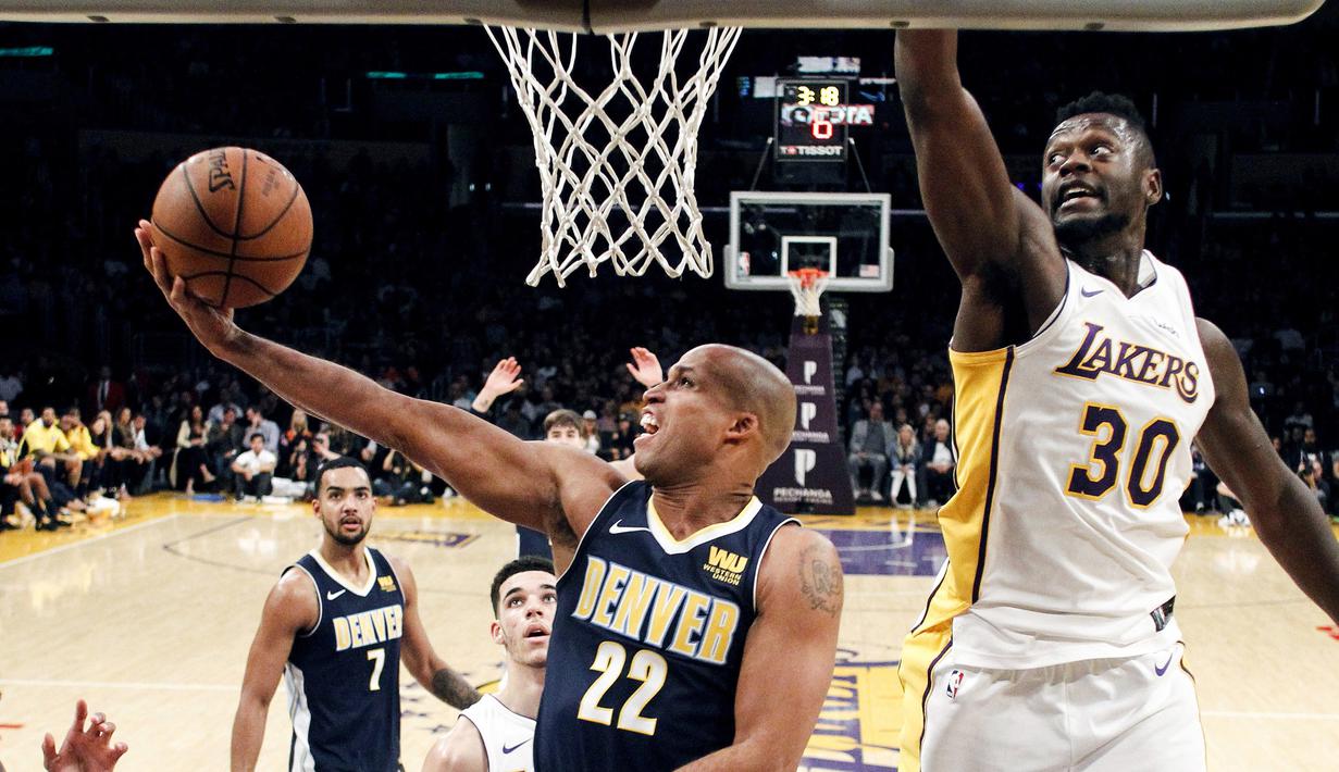 Pemain Denver Nuggets, Richard Jefferson (kiri) mencoba memasukan bola saat diadang pemain Los Angeles Lakers, Julius Randle (kanan) pada laga NBA basketball game di Staples Center, Los Angeles, (19/11/2017). Lakers menang 127-109. (AP/Ringo H.W. Chiu)