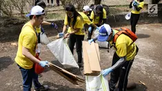 Relawan membersihkan sampah di kawasan Taman Mini Indonesia Indah (TMII), Jakarta. Kegiatan ini digelar dalam rangka World Cleanup Day 2018 yang bertujuan meningkatkan kesadaran masyarakat untuk menjaga lingkungan. (Liputan6.com/Fery Pradolo)