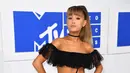 Ariana Grande hadir mengenakan busana milik Alexander Wang. Ia tampil trendi dengan celana hitam dan blus off shoulder. Penampilannya di karpet merah dirasa tidak cocok hingga dinobatkan busana terburuk VMA 2016. (AFP/Bintang.com)