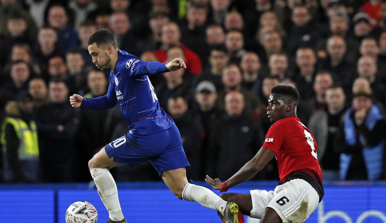 Eden Hazard mencoba memelwati hadangan Paul Pogba pada babak kelima FA Cup yang berlangsung di stadion Stamford Bridge, London, Selasa (19/2). Man United menang 2-0 atas Chelsea. (AFP/Adrian Dennis)