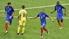 Peran Dimitri Payet saat Prancis menang 2-1 atas Rumania di partai pembuka Grup A Piala Eropa 2016 sangat penting. Satu gol dan satu assist membuatnya pantas meraih predikat Man of The Match. (AFP/Philippe Lopez)