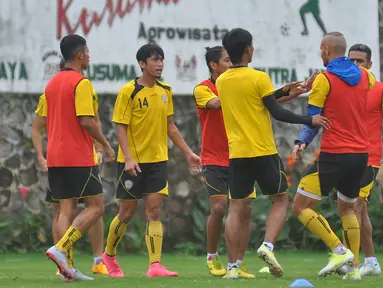 Pemain Arema Cronus, Kiko Insa, sempat bersitegang dengan Arif 'Keceng' Suyono. Kiko terlihat emosional setelah Arif Suyono tak sengaja menabraknya dalam latihan di Kusuma Agrowisata, Malang, Rabu (10/2/2016). (Bola.com/Kevin Setiawan).