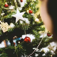 Ilustrasi Natal, pohon Natal. (Photo by J&Eacute;SHOOTS/Pexels)