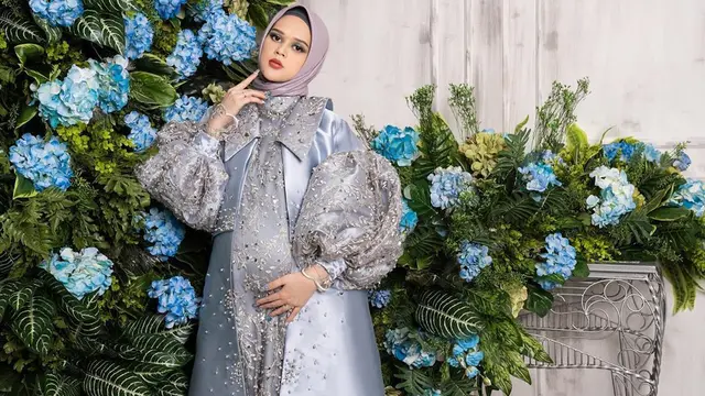 6 Gaya Maternity Shoot Roger Danuarta dan Cut Meyriska, Busananya Penuh Brokat