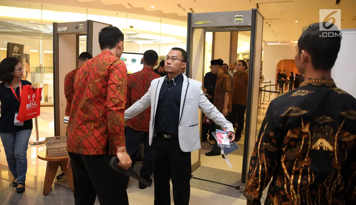 Petugas memeriksa tamu undangan yang akan mengikuti acara 4th Congress of Indonesian Diaspora di Kota Kasablanka, Jakarta, Sabtu (1/7). (Liputan6.com/Johan Tallo)
