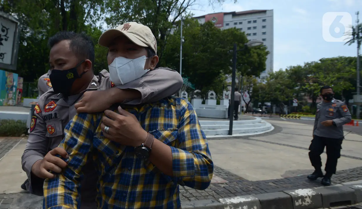 Polisi membawa paksa peserta aksi tolak monopoli tanah dan pangan di depan Gedung Istana Negara, Jakarta, Kamis (23/9/2021). Aksi memperingati Hari Tani Nasional 2021 dan merespons KTT UN-FSS yang membahas sistem pangan itu berakhir ricuh dan dibubarkan paksa polisi. (merdeka.com/Imam Buhori)