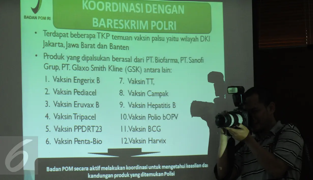 Seorang pewarta meliput penyataan Plt Kepala Badan BPOM, Bahdar Johan H terkait temuan vaksin palsu di Gedung BPOM, Jakarta, Selasa (28/6). BPOM meminta maaf atas luputnya pengawasan produk kesehatan tersebut. (Liputan6.com/Helmi Fithriansyah)