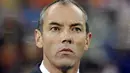 Ekspresi pelatih Kamerun Paul Le Guen di laga terakhir penyisihan Grup E PD 2010 melawan Belanda di Cape Town Stadium, 24 Juni 2010. Kamerun kalah 1-2. AFP PHOTO / LIU JIN 