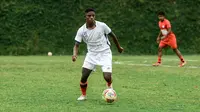 Hugo Samir, putra pertama pelatih Persipura Jayapura, Jacksen Tiago. (Bola.com/Iwan Setiawan)