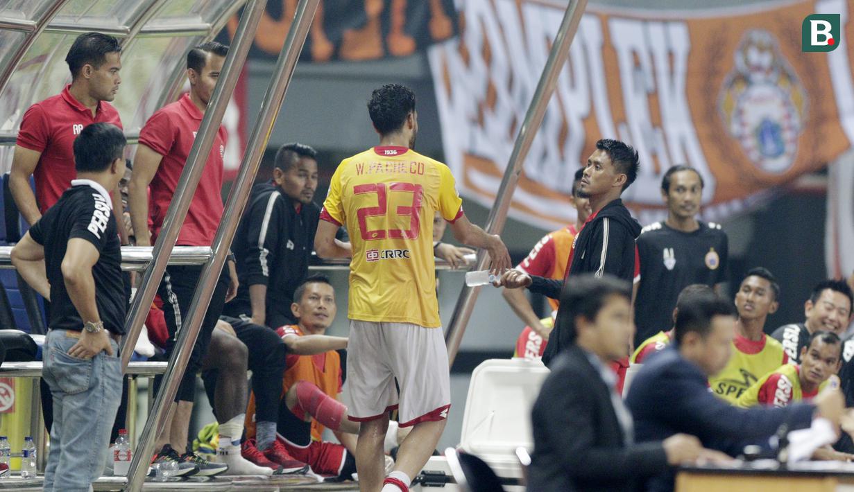 Bek Selangor FA, Willian Pachecho, mendatangi bench pemain Persija Jakarta pada laga persahabatan di Stadion Patriot, Jawa Barat, Kamis (6/9/2018). Persija kalah 1-2 dari Selangor FA. (Bola.com/M Iqbal Ichsan)