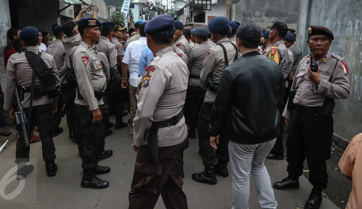 Petugas berjaga saat Cawagub  DKI Jakarta Djarot Saiful Hidayat berkampanye di Kembangan Utara, Jakarta, (9/11). Meski sempat dapat penolakan dari sekelompok orang, namun Djarot tetap blusukan untuk menyerap aspirasi warga. (Liputan6.com/Faizal Fanani)