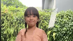 Gempita anak dari Gisel pun tampil dengan kebaya brokat warna peach, dengan model lengan one cutnya. Dipadukan kain lilit didominasi warna hijau, putih, dan merah. @gisel_la