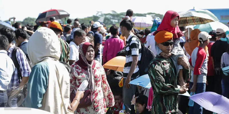 Masyarakat Menyaksikan Atraksi Pesawat Tempur di Hut TNI-AU ke-71