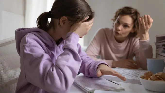 orangtua mengajarkan anak belajar