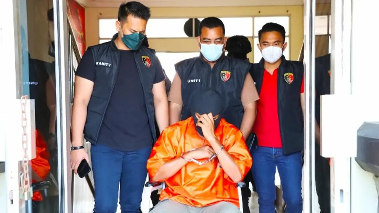 Pelaku penembakan di Dumai saat dibawa petugas ke Polres Dumai.