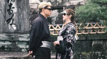 Ranty Maria tak menyia-nyiakan kesempatan menyewa baju kimono untuk kenang-kenangan saat liburan di Jepang. Ranty kemudian membagikan beberapa potretnya dalam balutan kimono hitam bermotif bunga. Di momen itu, bintang serial Heart Series ini melakukan pemotretan bareng sang kekasih, Rayn Wijaya. (Liputan6.com/IG/@rantymaria)