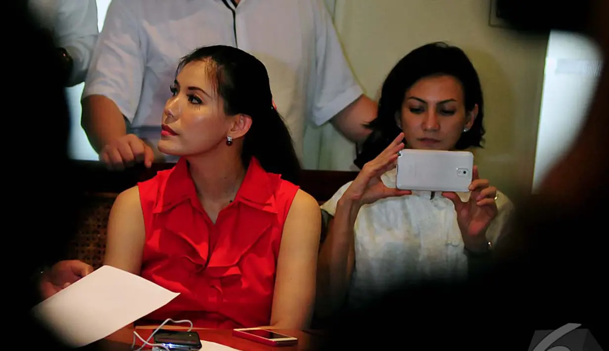 Wanda Hamidah dan Olga Lydia terlihat hadir dalam konferensi pers yang diadakan oleh Panitia Syukuran Rakyat, Jakarta, Rabu (15/10/2014) (Liputan6.com/Johan Tallo)