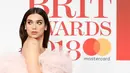 Penyanyi cantik Dua Lipa berpose untuk fotografer setibanya di karpet merah acara Brit Awards 2018 di O2 Arena, London, Rabu (21/2). Penyanyi berusia 22 tahun ini terlihat cantik dengan gaun ala princess yang dikenakannya. (Tolga AKMEN / AFP)